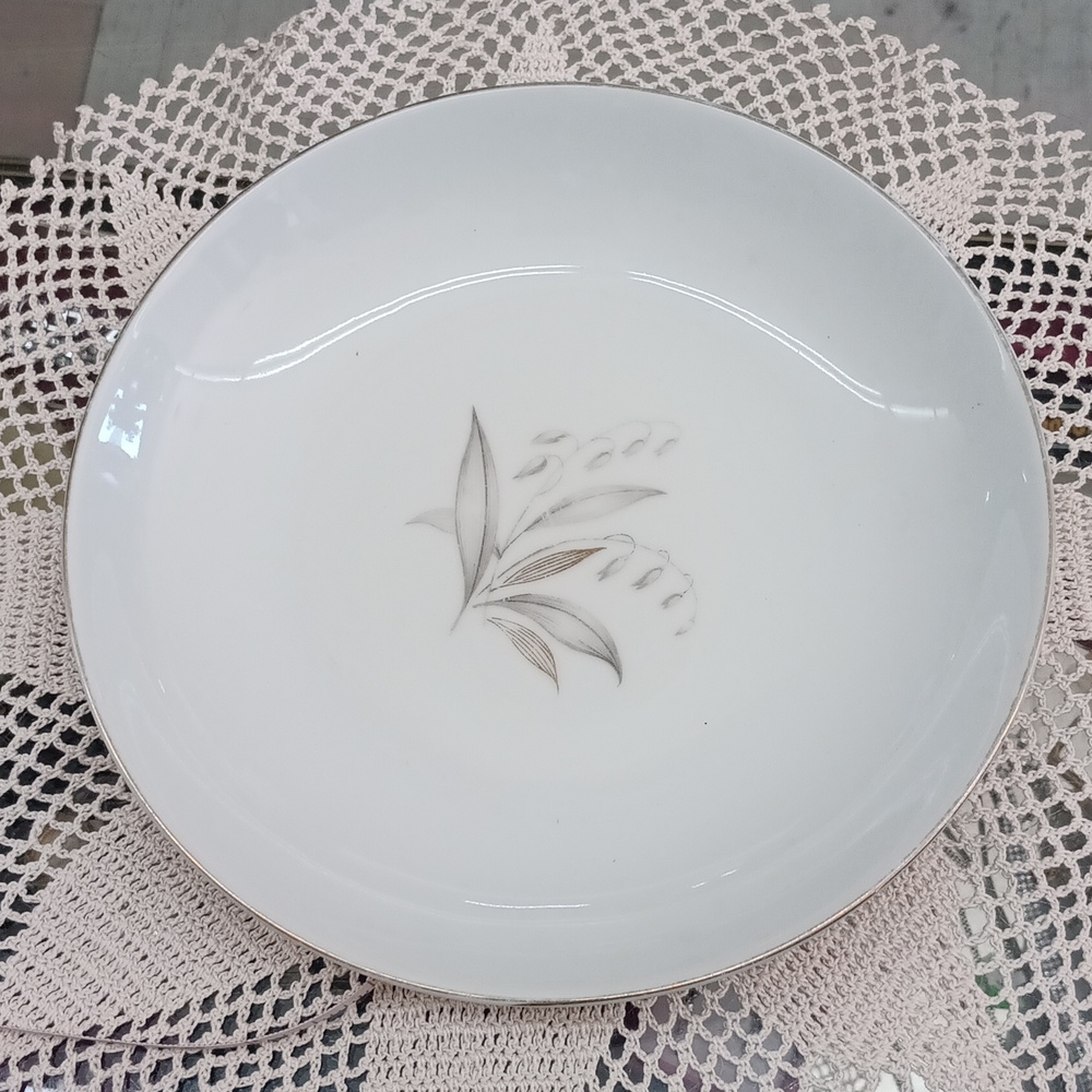 Vintage 7 1/2  round salad bowl